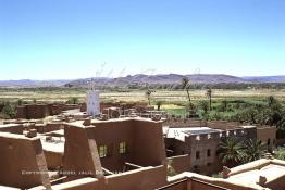 Image du Maroc Professionnelle de  Paysage du Sud sur la vallée, au premier plan les toits des maisons de la Kasbah de  Ouarzazate où résident la population berbères du sud du Maroc, le Samedi 23 Août 1997. (Photo / Abdeljalil Bounhar) 